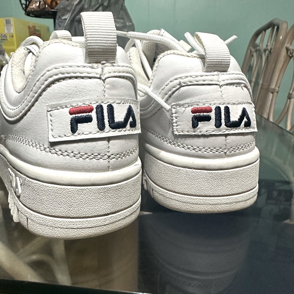 White fila,kid shoe a very comfortable shoe n makes you a bit taller!